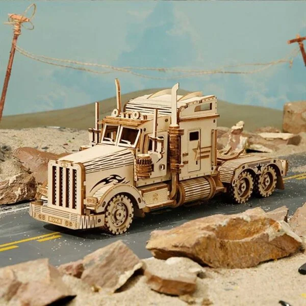 Une maquette ROKR d'un semi-remorque sur une route.