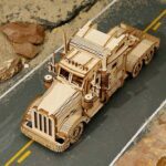 Un : Un modèle de puzzle en bois 3D représentant un semi-remorque sur une route.
Deux : Une maquette robotique d'un semi-remorque sur une route.
