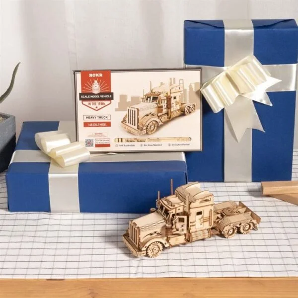 Une maquette de camion en bois Rokr à côté d'un coffret cadeau.