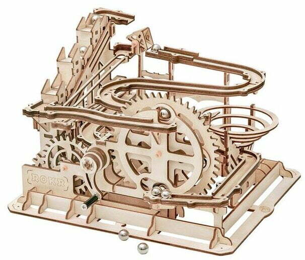 Une maquette ROKR présentant une machine en bois avec des engrenages complexes.