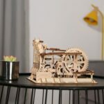 Un modèle de puzzle 3D en bois ROKR d'une machine affichée sur une table.