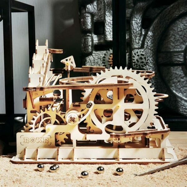 Une maquette rokr prÃ©sentant une machine en bois avec des engrenages.