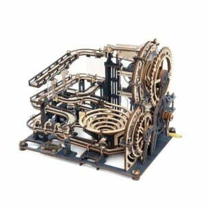 Une maquette de puzzle 3D d'une machine combinant mÃ©tal et bois, par Robotime.