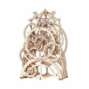 Une horloge en bois 3D avec des engrenages complexes et un design semblable Ã  un puzzle.