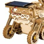 Un modèle 3D en bois d'un rover à énergie solaire par ROKR, Robotime.