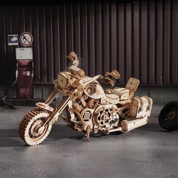Un modèle en bois d'une moto dans un garage.