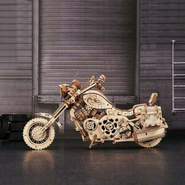 Maquette en bois d'une moto dans un garage.