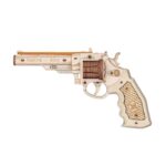 Un revolver en bois 3D de Robotime sur fond blanc.