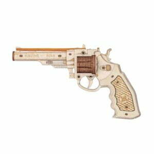 Un revolver en bois 3D de Robotime sur fond blanc.