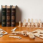 Une collection de jouets en bois et de puzzles 3D sur une table.