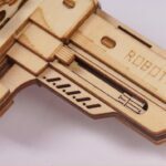 Un pistolet 3D puzzle Rokr en bois avec le mot « robot » dessus.