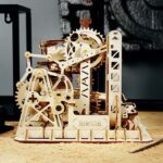 Une maquette en bois ROKR d'une machine à engrenages et engrenages par Robotime.