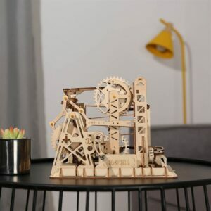 Un modèle de puzzle en bois 3D d'une machine exposée sur une table, conçu par Rokr pour les passionnés de Puzzfever.