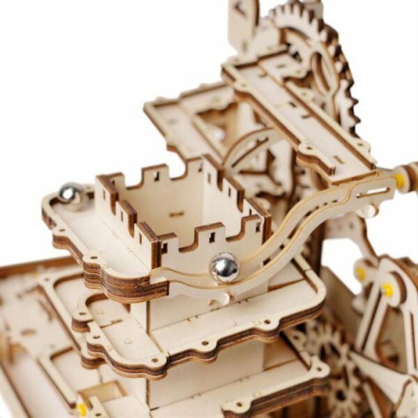 Un modÃ¨le 3d de puzzle en bois reprÃ©sentant une tour d'horloge avec des engrenages.