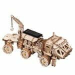 Un modèle de puzzle en bois ROKR 3D représentant un camion avec une grue attachée.