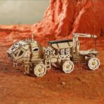 Un puzzle 3D représentant un modèle en bois ROKR d'un rover sur un désert rouge.