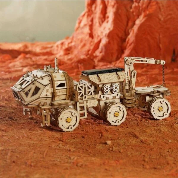 Un puzzle 3d représentant un modèle en bois rokr d'un rover sur un désert rouge.