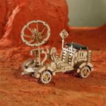 Un modèle en bois ROKR d'un rover martien.