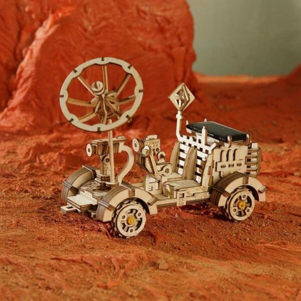 Un modÃ¨le en bois rokr d'un rover martien.