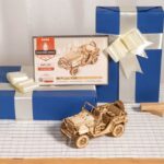 Un modèle de puzzle en bois 3D d'une jeep dans un coffret cadeau par Rokr.