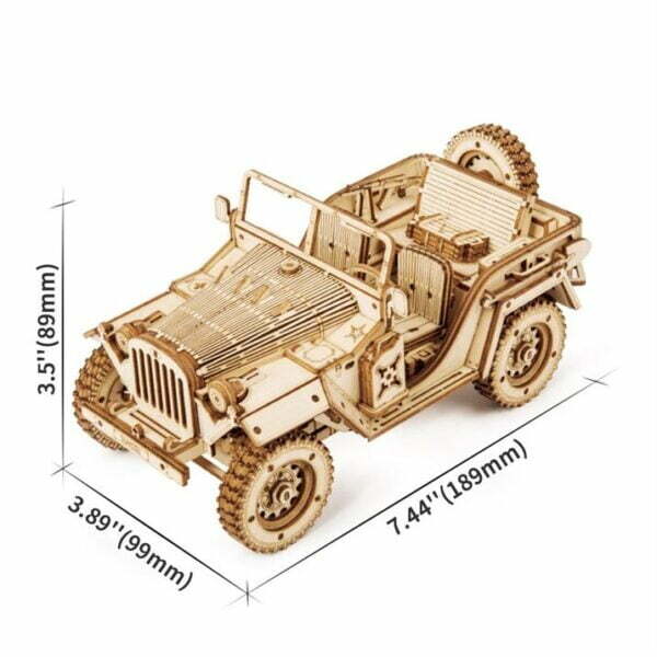 Une maquette rokr d'une jeep en bois.
