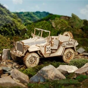 Un modèle de puzzle en bois 3D représentant une jeep sur des rochers par Rokr.