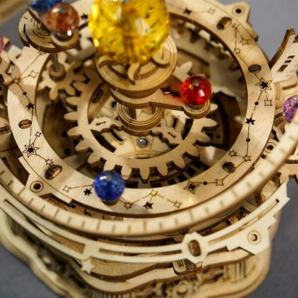 Un modèle d'horloge en bois.