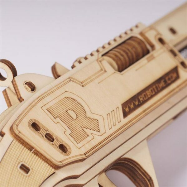 Une maquette puzzle 3d d'un pistolet en bois avec la lettre "r" dessus.