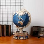 Un modèle de globe de maquette de puzzle 3D sur un bureau.