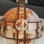 Une maquette d'un globe en bois avec une horloge.