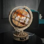 Un globe ROKR en bois posé sur une table.