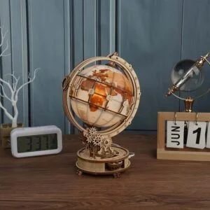 Une table en bois surmontée d'une horloge et d'un globe, représentant une maquette Robotime.