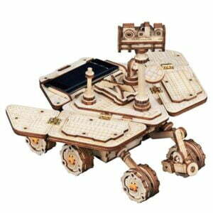 Une maquette de puzzle 3D d'un rover spatial sur fond blanc.