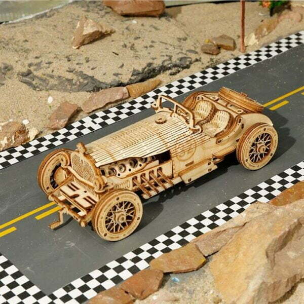 Un modÃ¨le de puzzle en bois 3d reprÃ©sentant une voiture de course sur une route en damier.