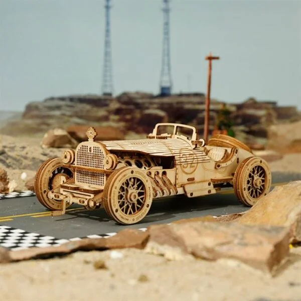 Un modèle en bois 3d d'une vieille voiture avec son design complexe, sur fond de route du désert.