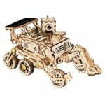 Une maquette en bois ROKR d'un rover à énergie solaire.