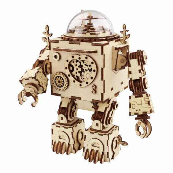 Un robot orpheus en bois avec des engrenages et une horloge, crÃ©Ã© sous forme de puzzle 3d.