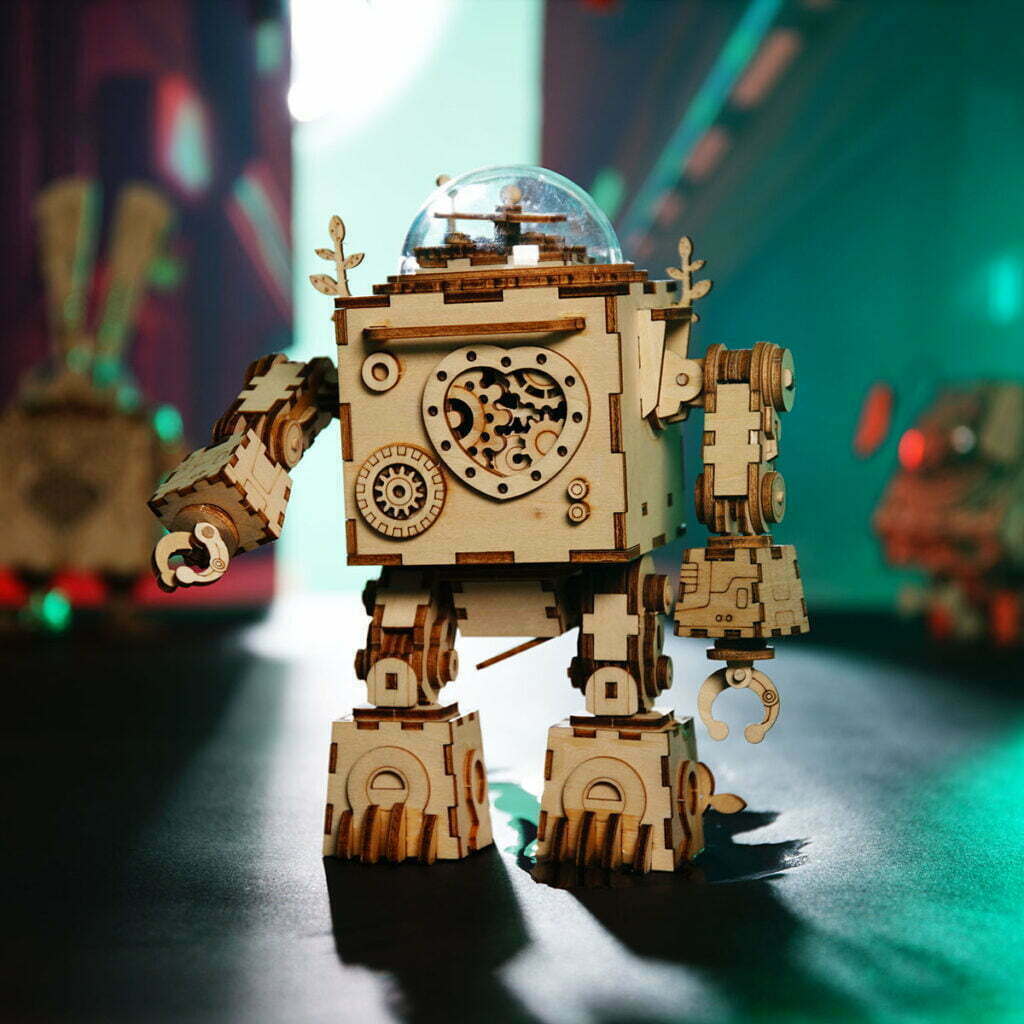 Les meilleures idées cadeaux de Noël 2023 – Maquette et puzzle 3D en bois - ROBOTIME et ROKR AM601 2 Une comédie musicale Robot steampunk dans une pièce sombre avec des éléments de puzzle 3D.