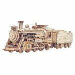 Une locomotive à vapeur Rokr en bois de 1860 sur fond blanc.