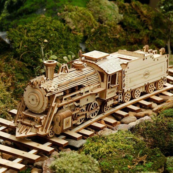 Une maquette en bois rokr d'une locomotive Ã  vapeur de 1860.
