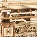 Un puzzle Rokr en bois 3D d'une Locomotive à vapeur de 1860 par Robotime.