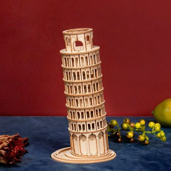 Une maquette en bois du puzzle 3D de la tour penchée de Pise.