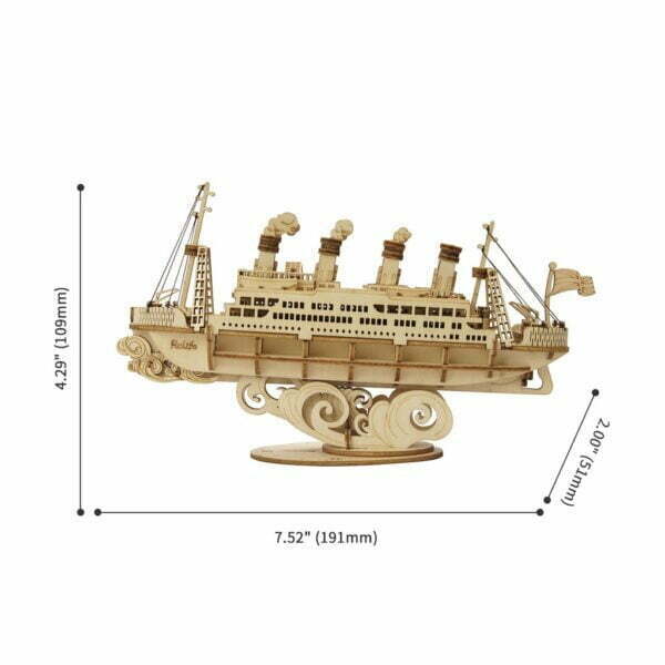Description : une maquette en bois d'un navire avec des mesures.