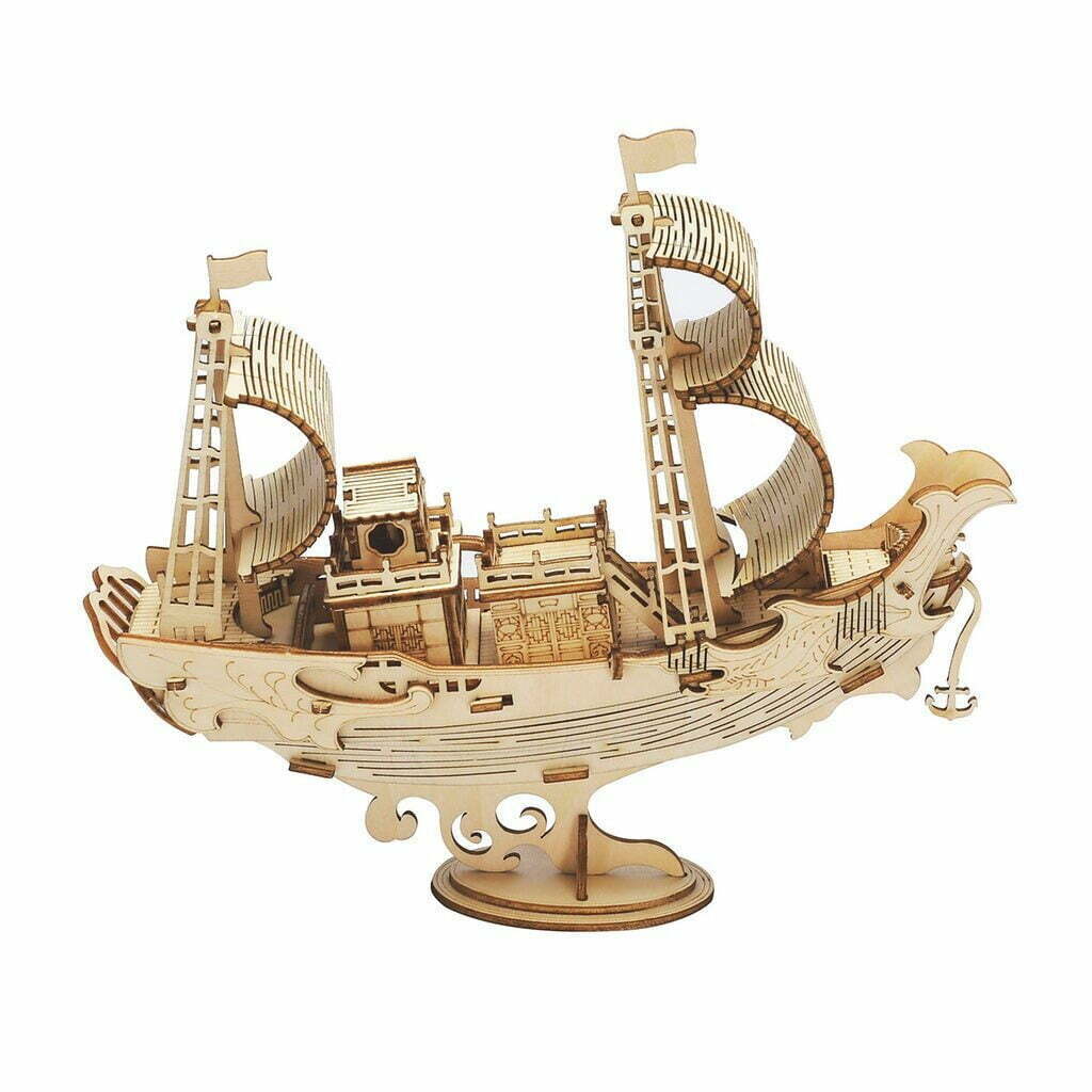 Une maquette en bois d'un bateau pirate sur pied.