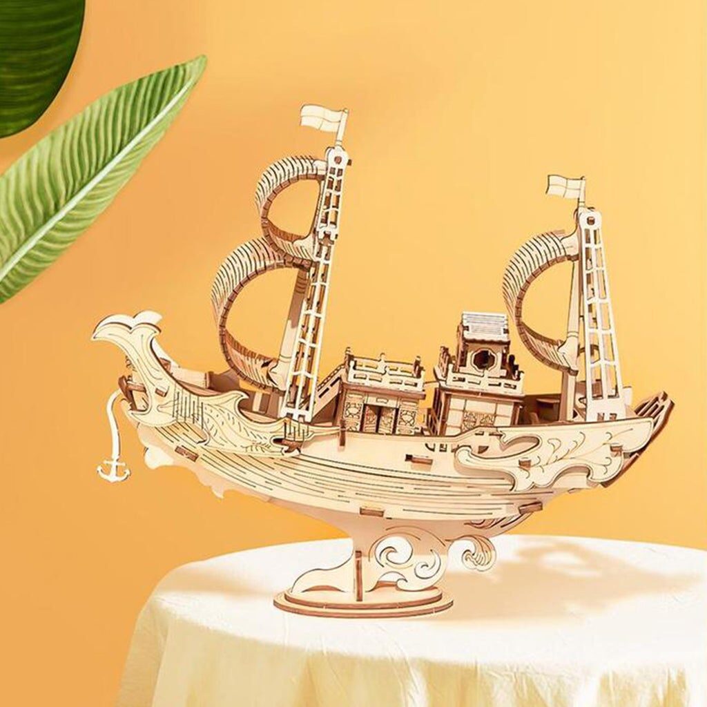 Une maquette en bois 3D d'un bateau pirate sur une table.