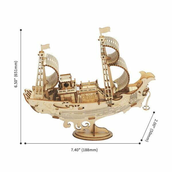 Une maquette en bois d'un navire pirate sur un support.