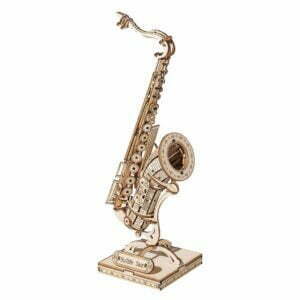 Une maquette en bois d'un saxophone.