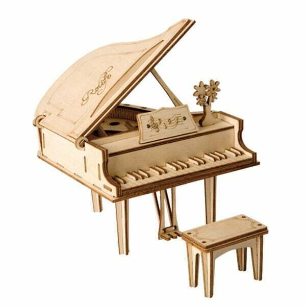 Une maquette en bois d'un piano à queue.