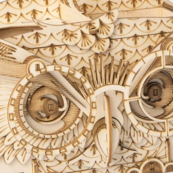 Un puzzle 3D représentant une chouette en bois.