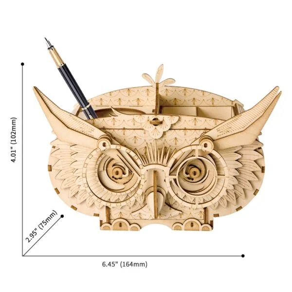 Un puzzle 3D en bois représentant une chouette avec un stylo et un crayon.